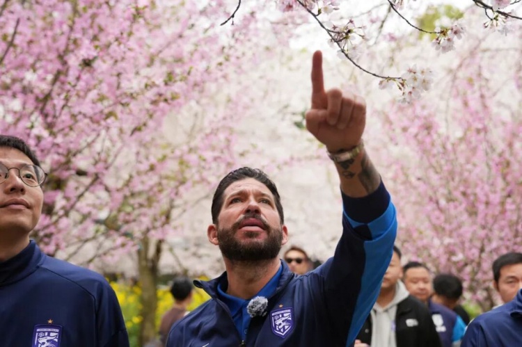 莫拉東湖行感受武漢底蘊 與鄧卓翔交流省聯(lián)賽
