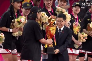 [四川女籃捧杯]四年三冠！賽后頒獎儀式，四川女籃全隊捧起總冠軍獎杯！