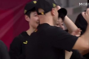 [四川女籃自拍]真的開心！頒獎儀式之前，王思雨帶領(lǐng)四川女籃姑娘們自拍！