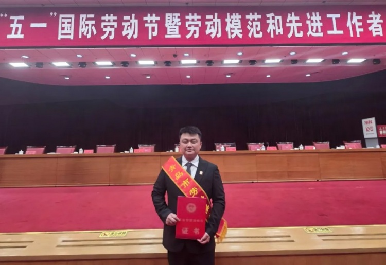 徐尚獲評(píng)青島市勞動(dòng)模范 青島西海岸再獲官方背書(shū)