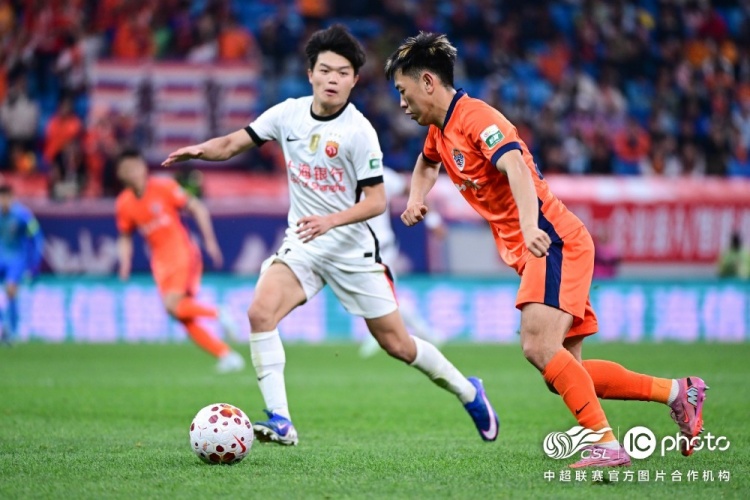 青島海牛3-1上海海港：吾米提江染紅致十人作戰(zhàn)，劉祝潤(rùn)中柱難挽敗局