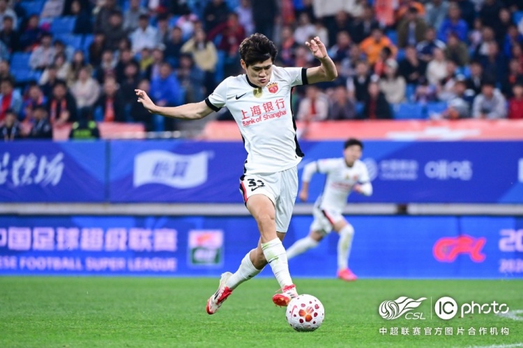 青島海牛3-1上海海港：吾米提江染紅致十人作戰(zhàn)，劉祝潤(rùn)中柱難挽敗局