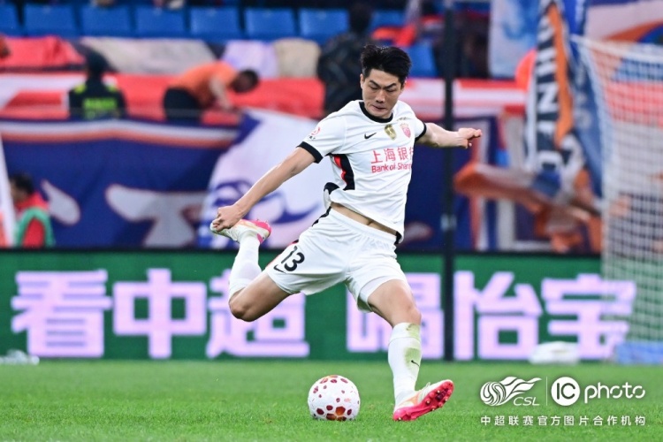 青島海牛3-1上海海港：吾米提江染紅致十人作戰(zhàn)，劉祝潤(rùn)中柱難挽敗局