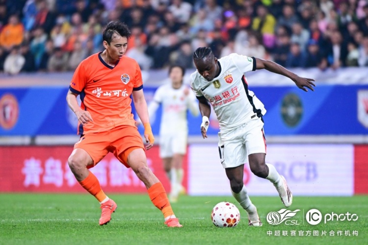 青島海牛3-1上海海港：吾米提江染紅致十人作戰(zhàn)，劉祝潤(rùn)中柱難挽敗局