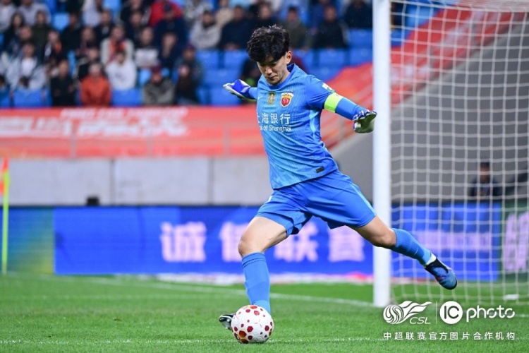 青島海牛3-1上海海港：吾米提江染紅致十人作戰(zhàn)，劉祝潤(rùn)中柱難挽敗局