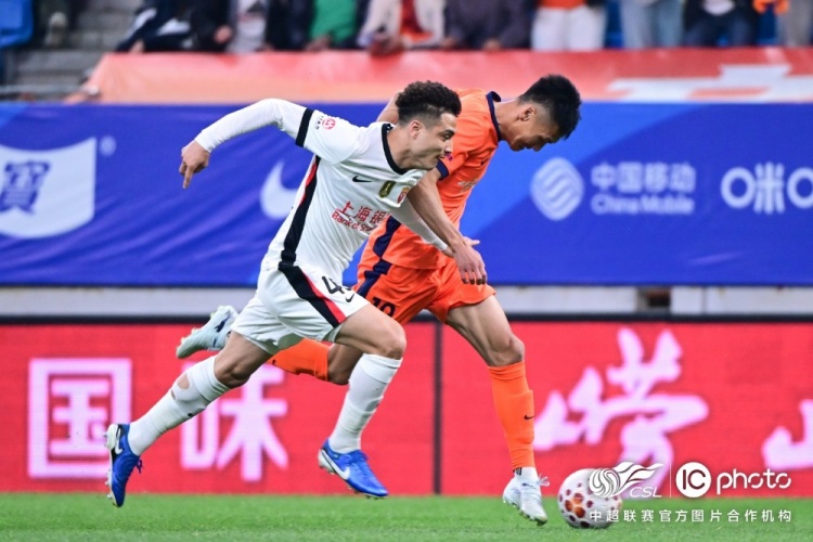 青島海牛3-1上海海港：吾米提江染紅致十人作戰(zhàn)，劉祝潤(rùn)中柱難挽敗局