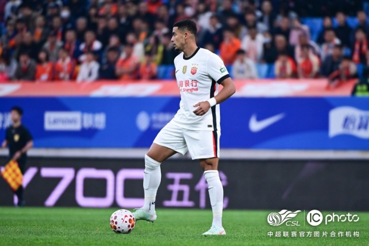 青島海牛3-1上海海港：吾米提江染紅致十人作戰(zhàn)，劉祝潤(rùn)中柱難挽敗局