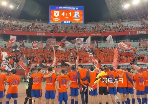 泰山主場4-1申花 賽后列隊致謝球迷