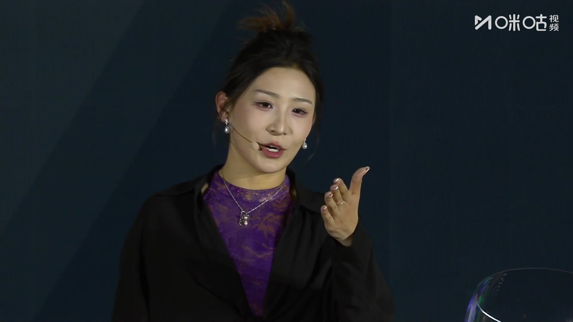馬德李紫色旗袍亮相亞洲杯抽簽 稱中上簽信佳一指導 馬德李紫色旗袍亮相亞洲杯抽簽 稱中上簽信佳一指導