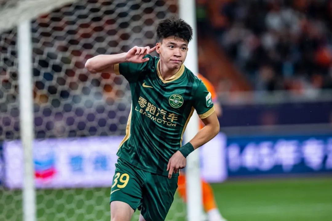 18歲王鈺棟8球登頂中超射手榜，40天從首球到并列第一