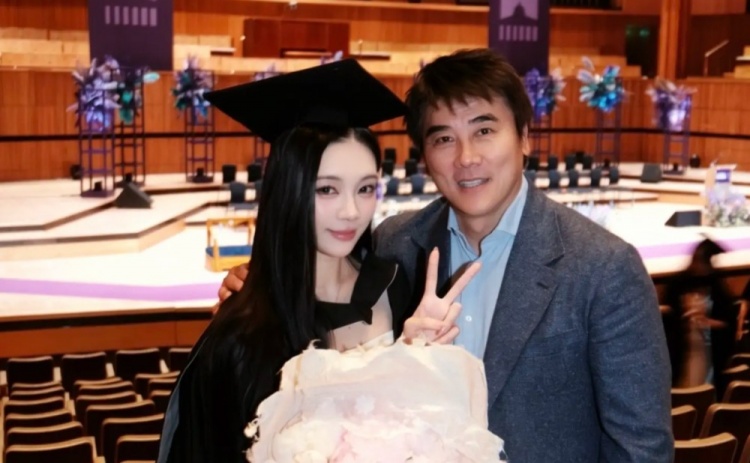 李明女兒曬合影回應(yīng)五年禁足：白玉落塵，時間給出答案