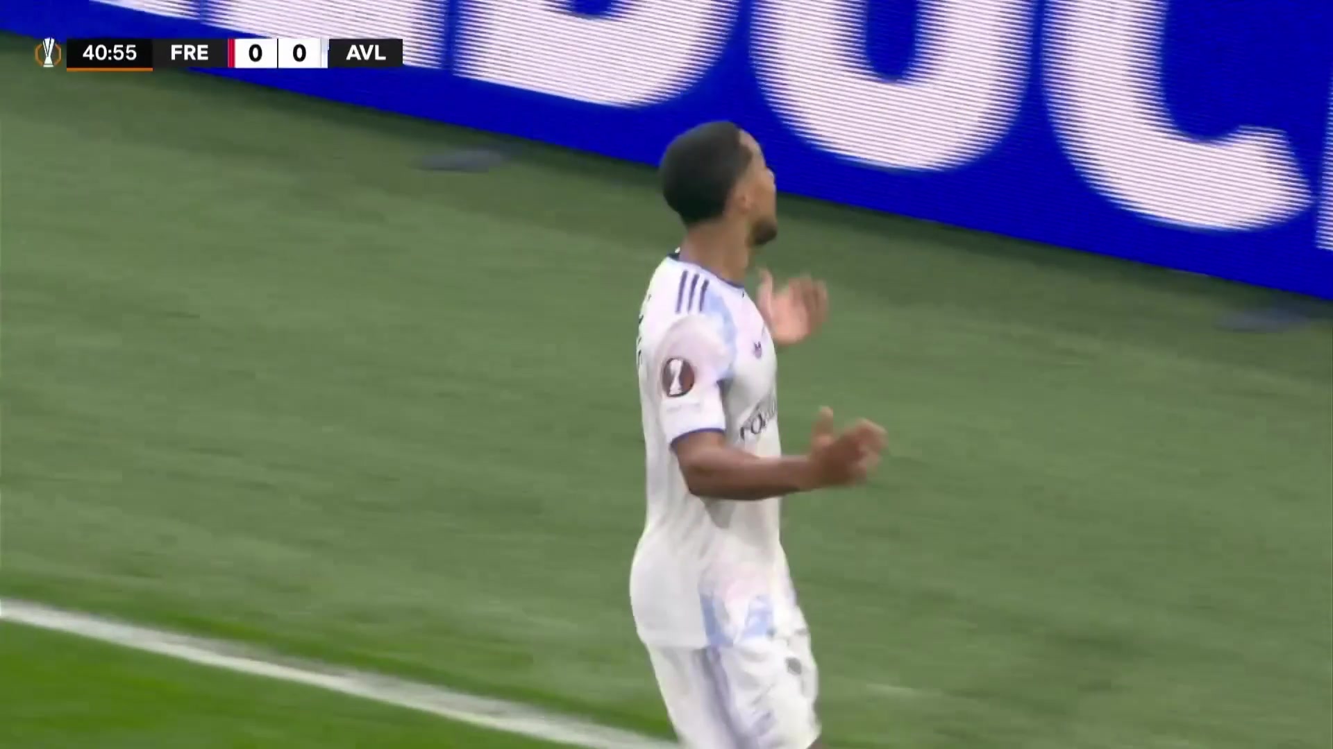 一劍封喉！蒂萊曼斯不停球凌空斬破門！維拉1-0領先弗賴堡！